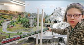Rufus zeigt die Brücke, die ein Train-Kid gebaut hat, das jetzt als Ingenieur bei Stuttgart 21 arbeitet.