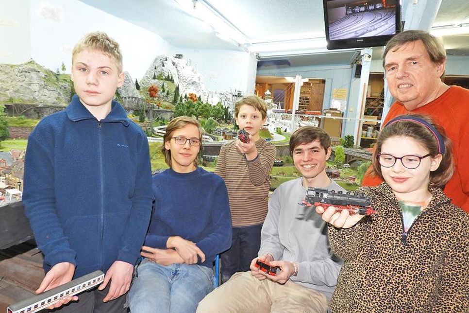 In ihrem Refugium unter dem Dach über dem Restaurant „Da Toni“ am Eutiner Stadtgraben stellen Arne Weilandt, Mark Hermandung, Till Trommler, Harry Behrens und Rufus von Cossel (v.li.) die Weichen. Robert Klein (re.) ermöglicht es den „Train-Kids“ seit fast 25 Jahren, eigene Welten entstehen zu lassen und gibt damit deren Freude an der eigenen Kreativität und dem eigenen technischen Vermögen einen Raum.
