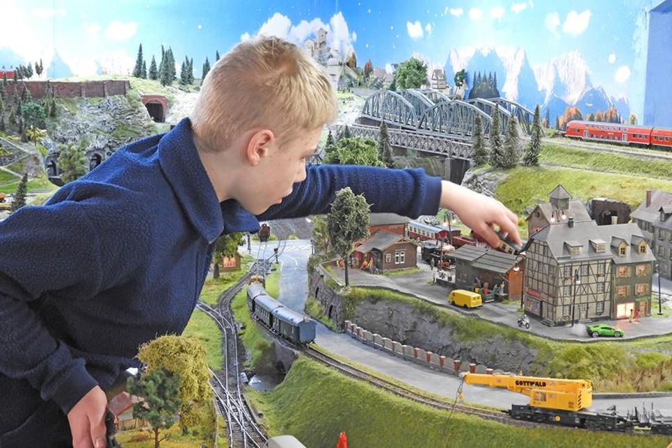 Arne setzt eine Bahn ordentlich aufs Gleis.