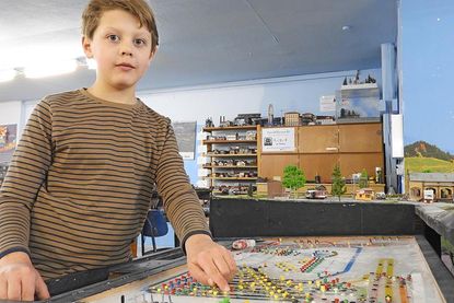 Analog: Till führt vor, wie die Bahnen am Schaltpult gesteuert werden.