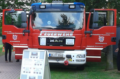 Kinder und Erwachsene inspizierten das Feuerwehrauto.