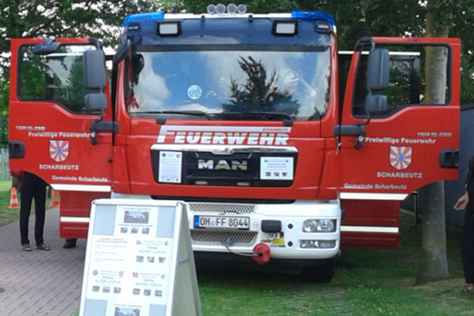 Kinder und Erwachsene inspizierten das Feuerwehrauto.