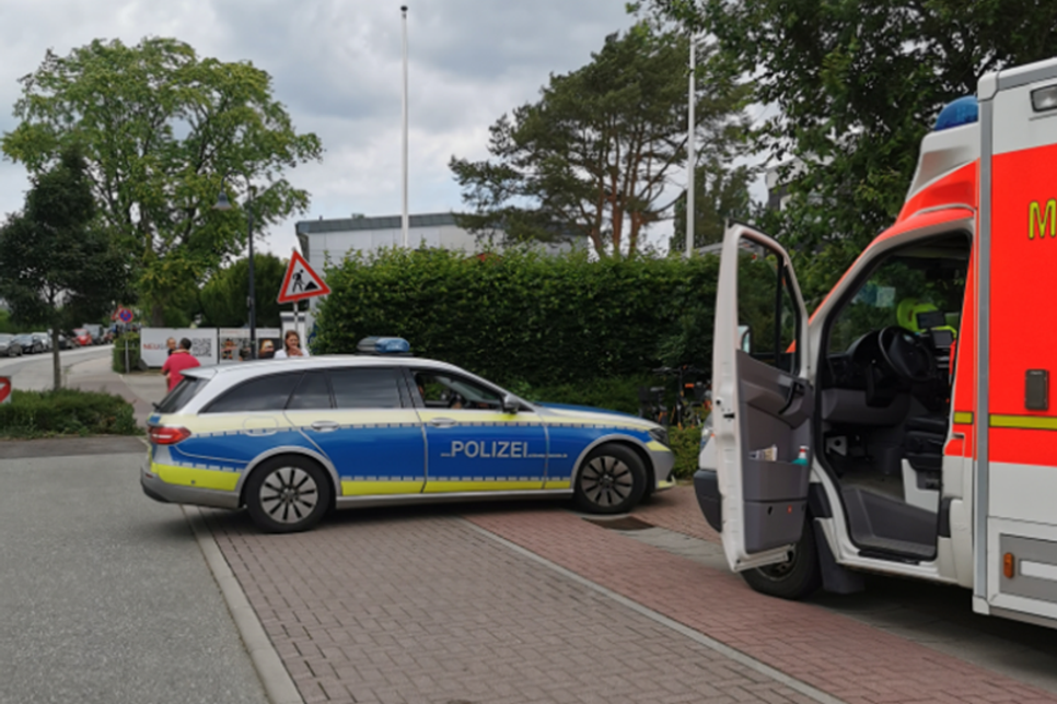 Einsatzkräfte von Polizei und Rettungswagen standen Rede und Antwort.