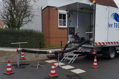 Mit einem technisch unterstützten Verfahren werden Ablagerungen im Leitungsnetz entfernt.