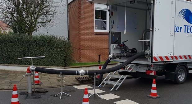 Mit einem technisch unterstützten Verfahren werden Ablagerungen im Leitungsnetz entfernt.