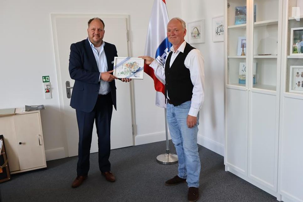 Gastgeschenk des Landrats an Eckhard Schulte-Kersmecke.