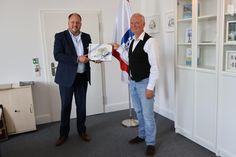 Gastgeschenk des Landrats an Eckhard Schulte-Kersmecke.