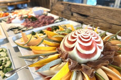 Das Buffet besticht durch seine Vielfalt, bei der für jeden Geschmack etwas dabei ist.