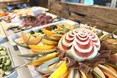 Das Buffet besticht durch seine Vielfalt, bei der für jeden Geschmack etwas dabei ist.