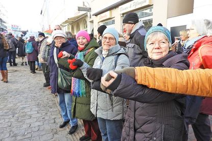 Hand in Hand standen die Menschen.
