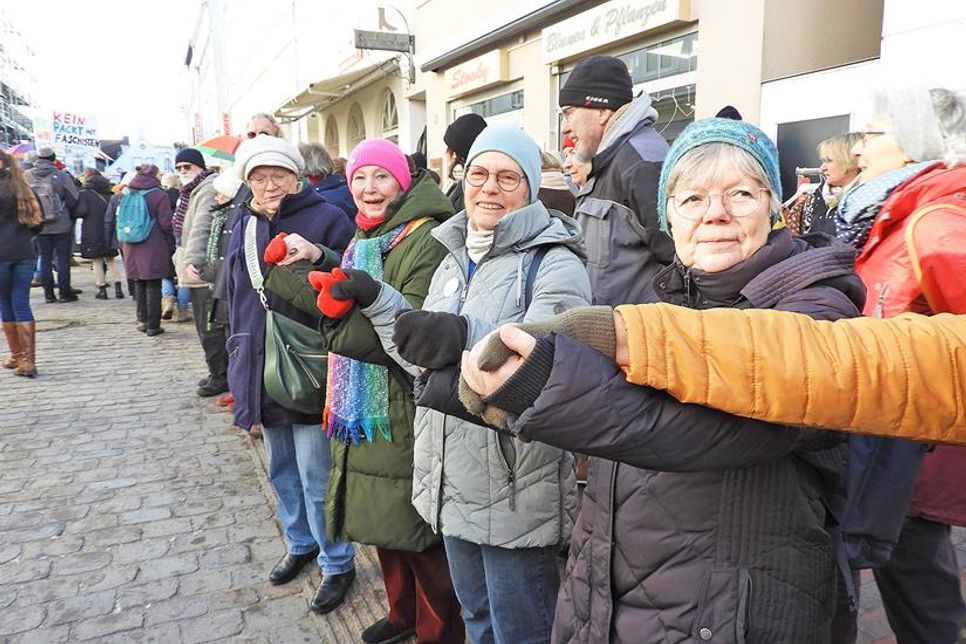 Hand in Hand standen die Menschen.