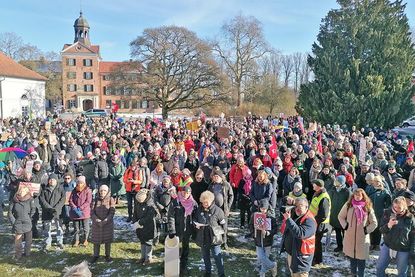 Die abschließende Kundgebung fand auf der Schlosswiese statt.