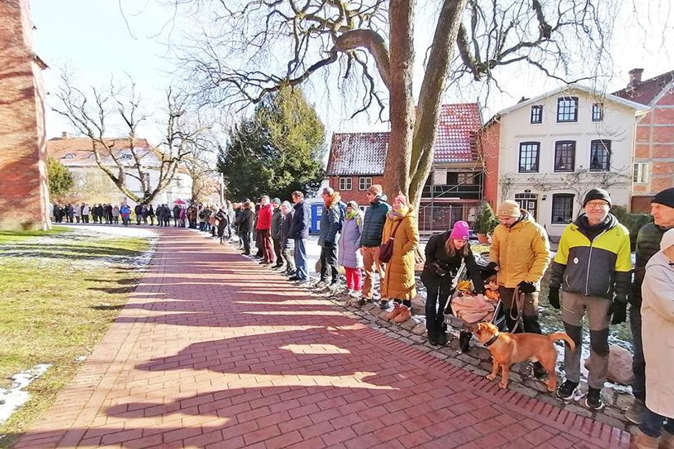 2.000 Menschen stark war die Menschenkette.Fotos: Jabs
