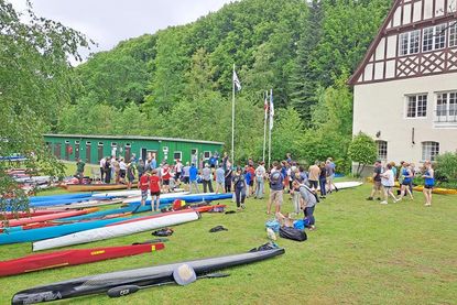 Am Clubhaus, der alten Ölmühle, sammeln sich die Teilnehmer zur Siegerehrung.