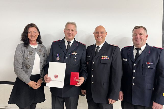 Bürgermeisterin Bettina Schäfer mit dem Ehrenortswehrführer Sebastian Levgrün, Gemeindewehrführer Malte Levgrün und dem stellvertretenden Gemeindewehrführer Carsten Staack bei der Verabschiedung.