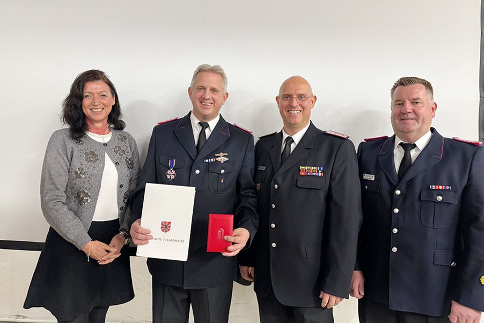 Bürgermeisterin Bettina Schäfer mit dem Ehrenortswehrführer Sebastian Levgrün, Gemeindewehrführer Malte Levgrün und dem stellvertretenden Gemeindewehrführer Carsten Staack bei der Verabschiedung.