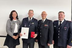 Bürgermeisterin Bettina Schäfer mit dem Ehrenortswehrführer Sebastian Levgrün, Gemeindewehrführer Malte Levgrün und dem stellvertretenden Gemeindewehrführer Carsten Staack bei der Verabschiedung.