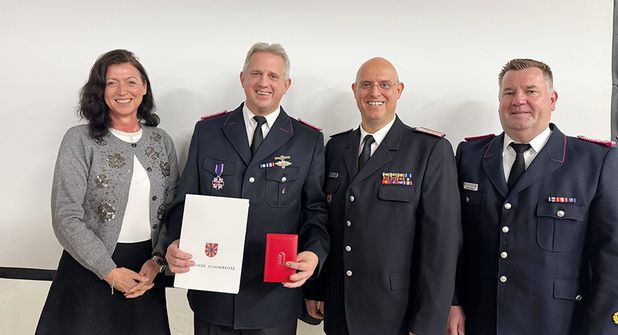 Bürgermeisterin Bettina Schäfer mit dem Ehrenortswehrführer Sebastian Levgrün, Gemeindewehrführer Malte Levgrün und dem stellvertretenden Gemeindewehrführer Carsten Staack bei der Verabschiedung.