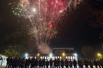 Zur Verabschiedung und als Überraschung gab es ein Feuerwerk am Feuerwehrgerätehaus.