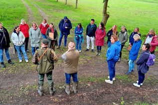 Die teilnehmenden Lehrerinnen und Lehrer an der Lehrwanderung im Naturschutzgebiet Selenter-See erhielten viele wertvolle Informationen und Einblicke von den Naturschutzbetreuern.