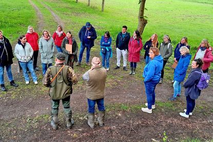 Die teilnehmenden Lehrerinnen und Lehrer an der Lehrwanderung im Naturschutzgebiet Selenter-See erhielten viele wertvolle Informationen und Einblicke von den Naturschutzbetreuern.