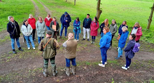 Die teilnehmenden Lehrerinnen und Lehrer an der Lehrwanderung im Naturschutzgebiet Selenter-See erhielten viele wertvolle Informationen und Einblicke von den Naturschutzbetreuern.