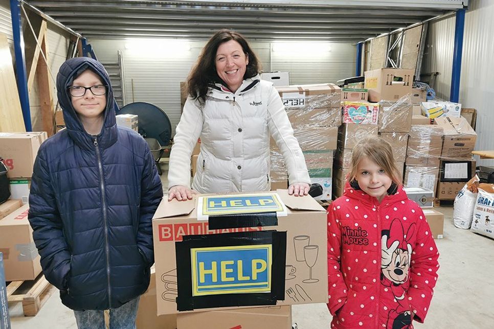 Kinder helfen Kindern: Lennox (11, li.) und Milena (6) haben einen Umzugskarton mit warmer Kleidung, aus denen sie bereits rausgewachsen sind, an Bürgermeisterin Bettina Schäfer übergeben.