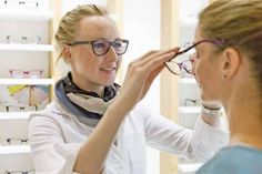 Eine neue Brille lässt man am besten fachgerecht beim Optiker anpassen. Denn eine Brille ist nicht nur Sehhilfe, sondern muss auch mit dem eigenen Typ harmonieren und gut sitzen. Foto: djd/ZVA/Skamper.