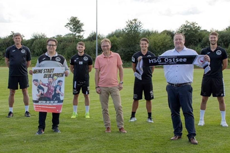 Die Sparkasse Holstein und die HSG Ostsee setzen ihre Zusammenarbeit fort und starten mit „100 für 100“ eine besondere Aktion für treue HSG-Fans.