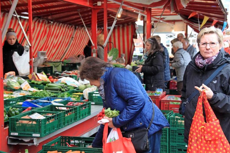 Zahlreiche Angebote und frische Produkte lockten die Besucher auf den Wochenmarkt.