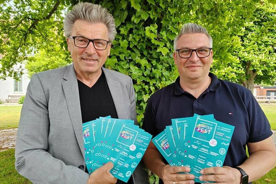 Marko Kindermann vom Team Zentrale Dienste und Soziales (rechts) und Bürgermeister Andreas Zimmermann freuen sich auf das Bürgerfest für Jung und Alt, das am 11. Juni am Bürgerhaus gefeiert wird.