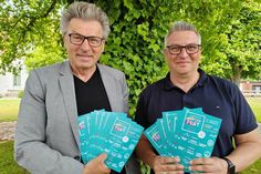 Marko Kindermann vom Team Zentrale Dienste und Soziales (rechts) und Bürgermeister Andreas Zimmermann freuen sich auf das Bürgerfest für Jung und Alt, das am 11. Juni am Bürgerhaus gefeiert wird.