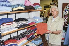 Am nächsten Dienstag öffnet die Kleiderkammer des DRK Ratekau-Sereetz wieder ihre Türen. Schöne Mode aus zweiter Hand halten die Leiterin der DRK-Kleiderkammer Karla Magnussen-Gericke und ihr Team hier bereit – möglich ist das aber nur, wenn die gespendeten Kleidungsstücke in gutem Zustand sind.