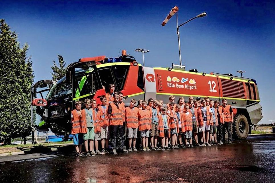 Bei dem Besuch des Flughafens wurden die dortigen Feuerwehrfahrzeuge unter die Lupe genommen.