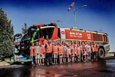 Bei dem Besuch des Flughafens wurden die dortigen Feuerwehrfahrzeuge unter die Lupe genommen.