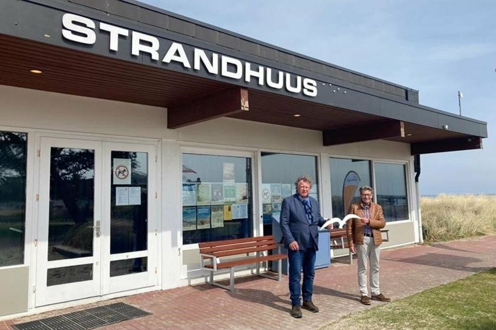 Eine Möwe als maritimes Ausrufezeichen: Bürgermeister Dieter Knoll und Tourismusleiter Jan Schöttke (re.) beim Anbringen des neuen Namens an das Gebäude.