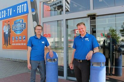 Marktleiter Michael Warstatis (re.) und sein Stellvertreter Norman Bock heißen alle herzlich willkommen, gemeinsam das 11-jährige Bestehen zu feiern.