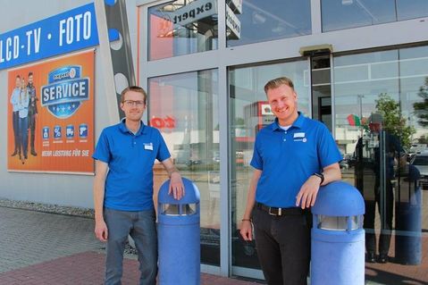 Marktleiter Michael Warstatis (re.) und sein Stellvertreter Norman Bock heißen alle herzlich willkommen, gemeinsam das 11-jährige Bestehen zu feiern.