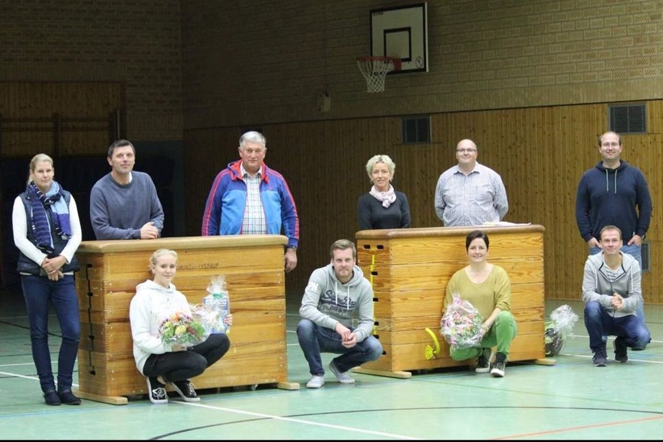 Der neue Vorstand des TSV Schönwalde: 1. Vorsitzende Melanie Lindau, 2. Vorsitzender Markus Lühr, Beisitzer Heyko Steffen, Schriftwartin Petra Appel, Kassenwart Christian Franke, Öffentlichkeitsbeauftragter Sebastian Hassel (hi. v. lks.); Turnwartin Sabrina Hoeft, Fußballobmann Christopher Kordts, Festausschuss Melanie Melzer und Beisitzer Dennis Köster (vo. v. lks.).