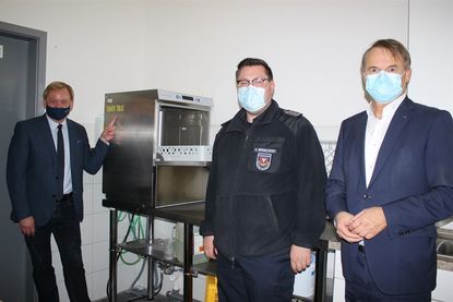 Bundestagsabgeordneter Ingo Gädechens, Stadtwehrführer Alexander Wengelewski und Ameos-Vorstand Michael Dieckmann (v. lks.).
