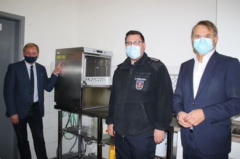 Bundestagsabgeordneter Ingo Gädechens, Stadtwehrführer Alexander Wengelewski und Ameos-Vorstand Michael Dieckmann (v. lks.).
