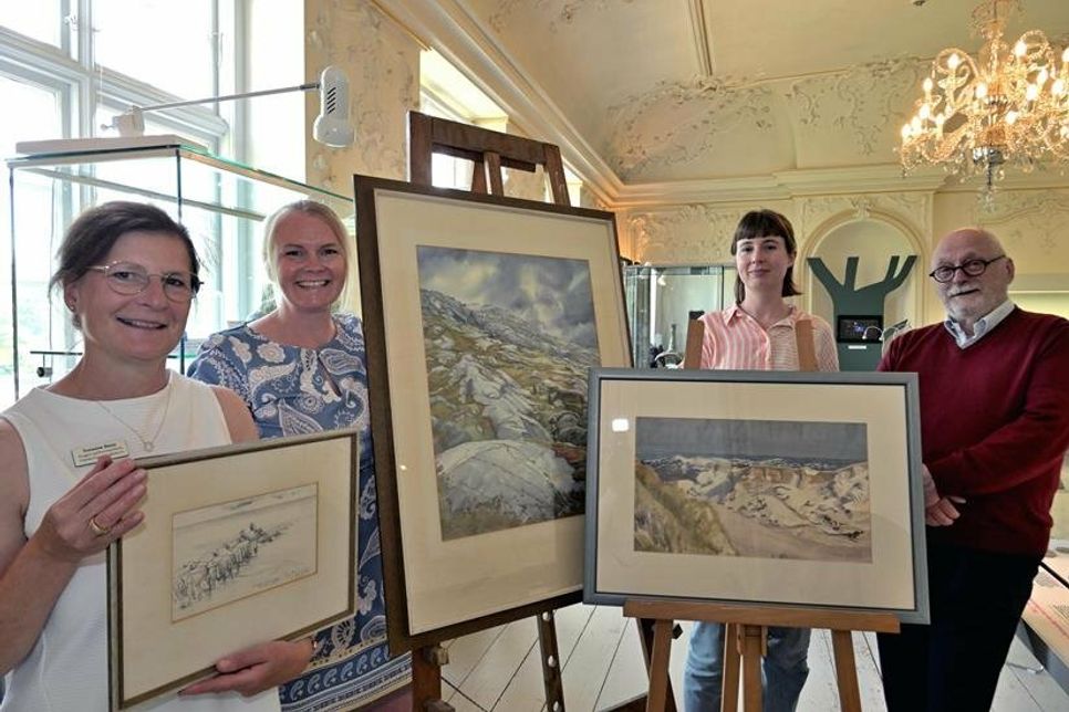 (V. l.) Susanne Danz, Leiterin der Fielmann-Niederlassung in Plön, und die Kunsthistoriker Constanze Köster und Jürgen Ostwald, überreichten fünf Gemälde der Künstlerin Hildegard Grube-Loy an Museumsleiterin Julia Meyer (2. v. l.)