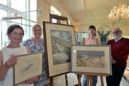 (V. l.) Susanne Danz, Leiterin der Fielmann-Niederlassung in Plön, und die Kunsthistoriker Constanze Köster und Jürgen Ostwald, überreichten fünf Gemälde der Künstlerin Hildegard Grube-Loy an Museumsleiterin Julia Meyer (2. v. l.)