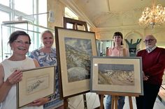 (V. l.) Susanne Danz, Leiterin der Fielmann-Niederlassung in Plön, und die Kunsthistoriker Constanze Köster und Jürgen Ostwald, überreichten fünf Gemälde der Künstlerin Hildegard Grube-Loy an Museumsleiterin Julia Meyer (2. v. l.)