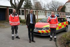 Stephan Freitag, Regionalgeschäftsführer Ameos Nord (Mitte), bei der Übergabe des Gasdetektors an Robin Cyriacks, Bereitschaftsleiter des DRK-Ortsvereins Süsel und sein Stellvertreter, Thies Plögemark.