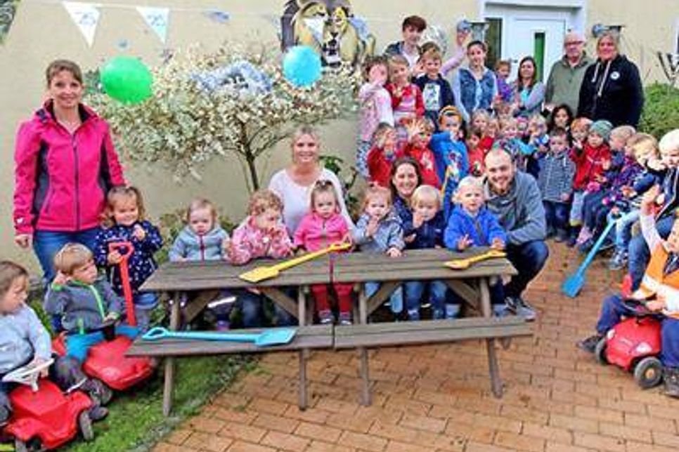 Die Kinder, Erzieher und des Träger- des Fördervereins freuen sich über das bevorstehende Jubiläum. Es sind drei Kindergruppen, unterteilt in „Spatzen-, Löwen- und Seepferdchengruppe“.