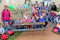 Die Kinder, Erzieher und des Träger- des Fördervereins freuen sich über das bevorstehende Jubiläum. Es sind drei Kindergruppen, unterteilt in „Spatzen-, Löwen- und Seepferdchengruppe“.