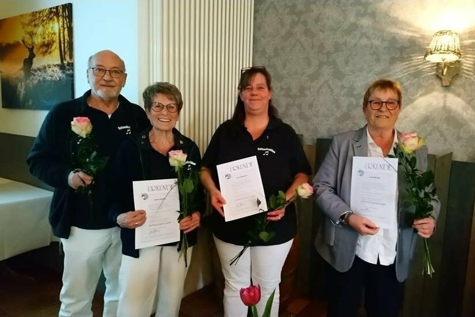 Die Geehrten: Heinz Hirth, Regina Skopyrla, Tanja Bednarzik und Ulla Borchert (v. lks.).
