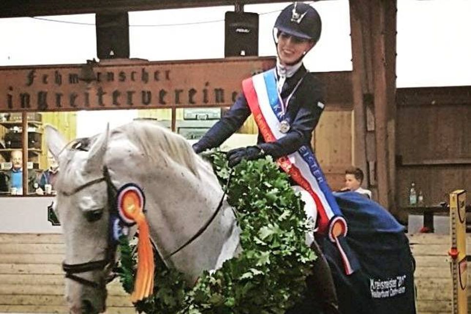 Katharina Adam (26) vom Reit- und Fahrverein Lensahn wurde auf Fehmarn zur Kreismeisterin im Springen in der Leistungsklasse 3 gekürt.