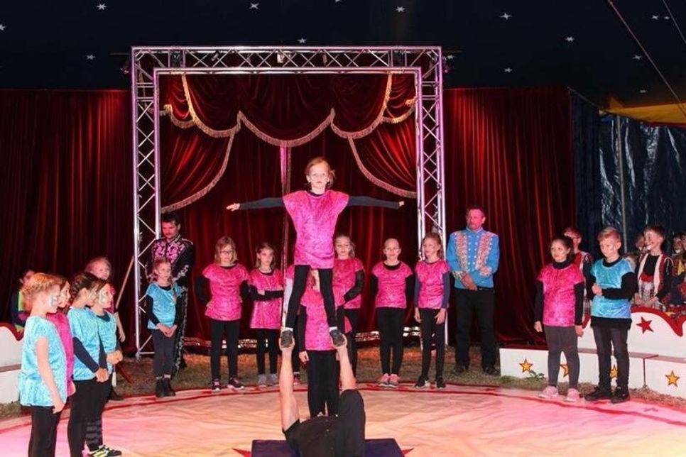 Die einstudierten Kunststücke führen die Nachwuchstalente in einer Zirkus-Show vor Familie und Freunden auf. (Foto: www.luebecker-bucht-ostsee.de)